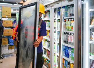 豁出去！跨年夜人潮爆 超商10倍人力支援「大門、冷藏櫃門全拆了」