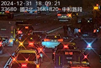 紫爆！國三北上中和匝道前多車「追撞」 轎車四輪朝天塞翻了