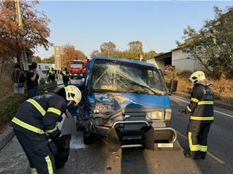 金門林堡路嚴重車禍！ 兩小貨車相撞1翻覆1乘客受困