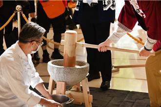 日系饭店捣麻糬、全台最高摩天轮迎曙光、高雄看英熙  元旦创意玩