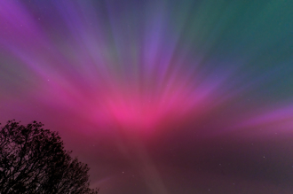 地磁風暴強碰2025跨年 極光南下這些地方可見「粉紅奇景」
