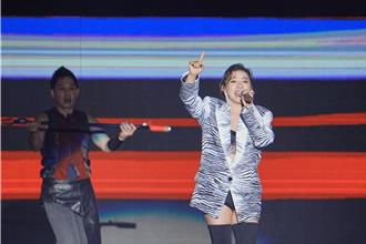 迎接2025》丁噹斑馬紋西裝裡只有Bra！ 連趕兩場還大放送捏捏球