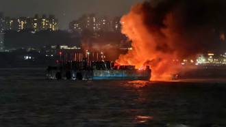 新北1314煙火點亮夜空 驚爆煙火船「火燒船」虛驚一場