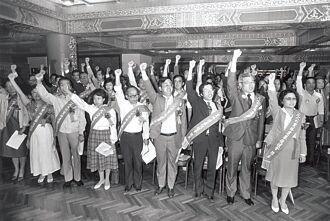 蔣經國宣布解嚴 扭轉不利形勢