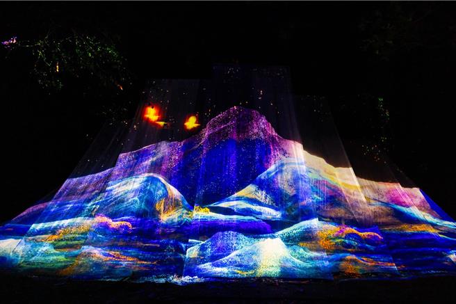 龍崎光節-空山祭也日前開展，主辦單位以「焰土新生」作為策展主題，還有戶外山林間紗幕投影互動技術打造日夜雙重的沉浸式體驗。（翻攝黃偉哲臉書）