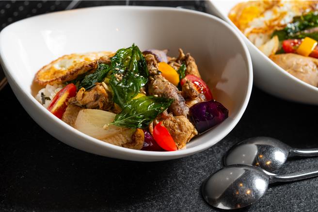 「御正童仔雞綠咖哩飯」選用童仔雞製成綠咖哩雞，香氣四溢。（台南老爺行旅提供）