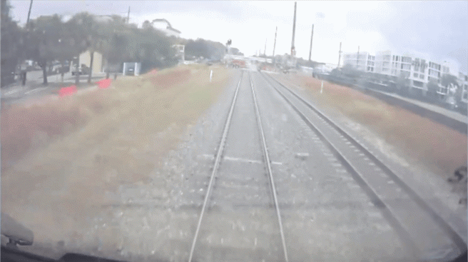 佛州列车撞上消防车 15人受伤。(撷取自Brightline公布画面）