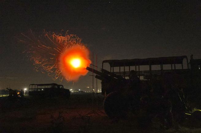  陆军装甲542旅炮兵营日前实施夜间105榴弹炮实弹射击训练。（记者傅文琦摄）