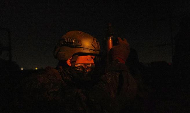  官兵于夜间调整射击诸元，并顺利完成射击任务，有效提升夜间作战能力。（记者傅文琦摄）