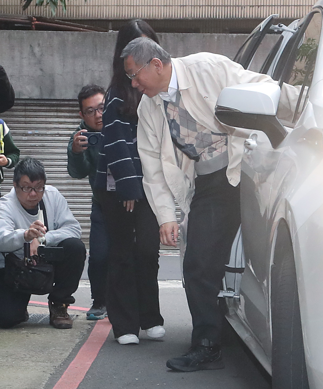 民眾党主席柯文哲涉京华城弊案、政治献金案，北院裁定柯文哲7000万元交保，并戴电子脚镣，限制出境、出海8个月；柯文哲30日回家下车时，一度露出电子脚镣。（资料照／陈君玮摄）