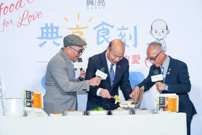 立法院长韩国瑜30日出席典亮慈善基金会公益活动，携手典亮捐出2500份待用餐送暖。 （翻摄自典亮慈善基金会脸书）