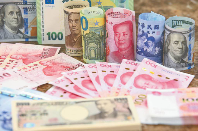 2024年股匯两样情，台股屡创新高，但匯市却以九年来最低风关价落幕，背后与美元走强及外资出走有关。（图／报系资料照）