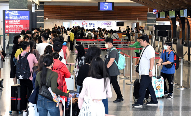 2024年国人旅游风气盛，尤其是出国人数增加不少。图为桃园机场出境旅客。（示意图／资料照／陈麒全摄）