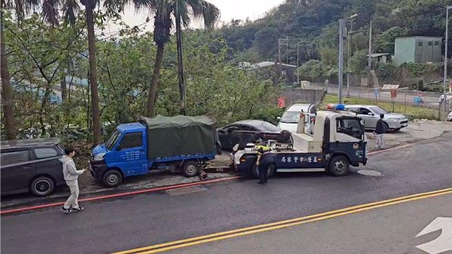 基隆市30日驚傳一起殺人棄屍案，遺體棄置在基隆郊區的租賃貨車車斗的冰櫃內，警方迅速鎖定犯嫌身分及行蹤，凌晨在台中市大甲區緝拿一名吳姓犯嫌到案。（張志康攝）