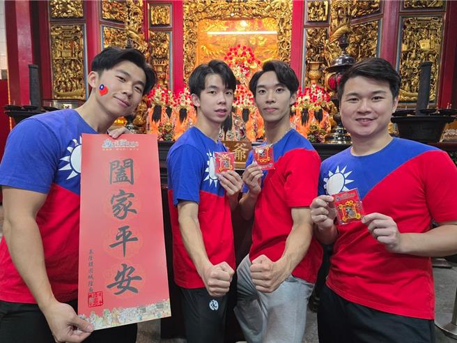 基隆護國城隍廟為迎接新的一年到來，準備了1000份春聯供民眾索取，元旦當天只要身上有國旗，還可以抽福袋試試手氣。（基隆護國城隍廟提供／張志康基隆傳真）