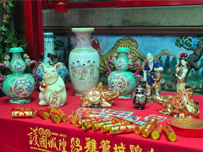 基隆護國城隍廟為迎接新的一年到來，準備了1000份春聯供民眾索取，元旦當天只要身上有國旗，還可以抽福袋試試手氣。（基隆護國城隍廟提供／張志康基隆傳真）