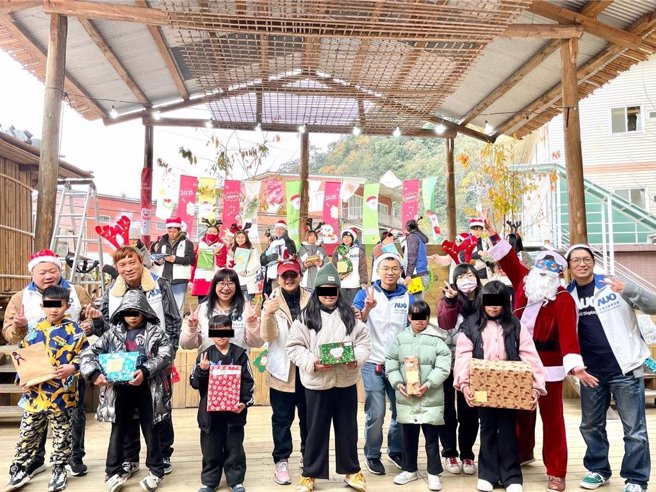 友達永續基金會號召「圓夢計畫」行動連續23年，由同仁凝聚內部愛心與資源送往偏鄉，累積為逾萬名兒童圓夢，實踐友達共創共好的永續精神。（圖／友達基金會提供）