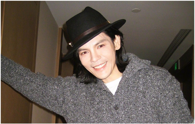 向佐臨時退出東方衛視跨年晚會。（向佐微博）