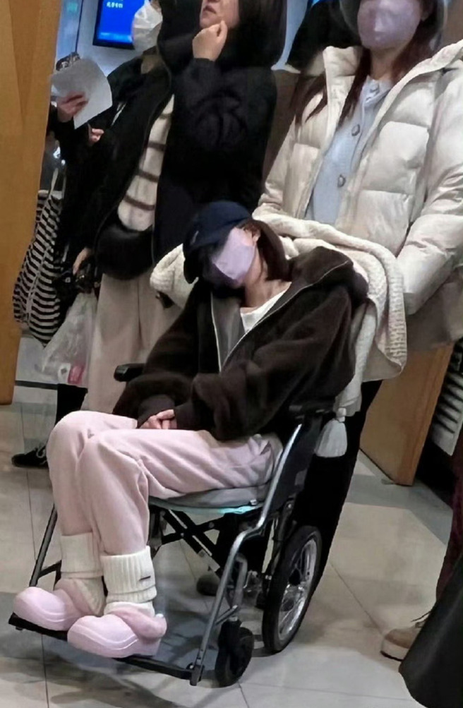 趙露思驚傳被送急診癱坐輪椅，引發大批粉絲擔憂。（圖／翻攝自微博）