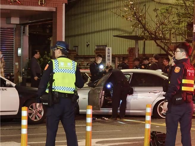 44岁杨姓男子今年3月到桃园警分局景福派出所朝门口开枪，逃亡途中射伤员警，并在街头爆发枪战。桃园地检署依杀人未遂等罪起诉。桃园地方法院审理，认为杨男犯罪所生危害甚鉅，依杀人未遂等罪应执行18年4月、併科罚金25万元，可上诉。（本报资料照片）