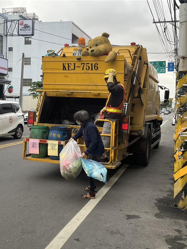 彰化县11个乡镇清洁队元旦假期仍加班服务民眾清运垃圾。（彰化县政府提供／叶静美彰化传真）