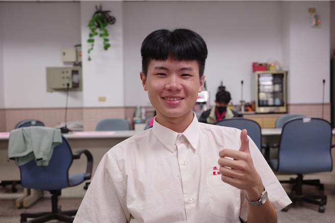 花莲高农农场经营科3年级生陈铉澕国中成绩是班上吊车尾，毕业后到花农求学，将学科与实作结合增加对知识的记忆，今年透过特殊选才入学管道录取国立台湾大学农艺学系。（罗亦晽摄）  