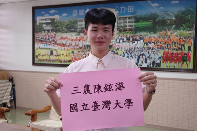 花莲高农农场经营科3年级生陈铉澕国中成绩是班上吊车尾，毕业后到花农求学，将学科与实作结合增加对知识的记忆，今年透过特殊选才入学管道录取国立台湾大学农艺学系。（罗亦晽摄）  