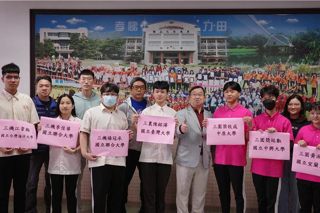 花农7名高三生今年以特殊选才入学管道录取国立台湾大学、中兴大学、宜兰大学、联合大学及中原大学等，升学成绩大放异彩。（罗亦晽摄）