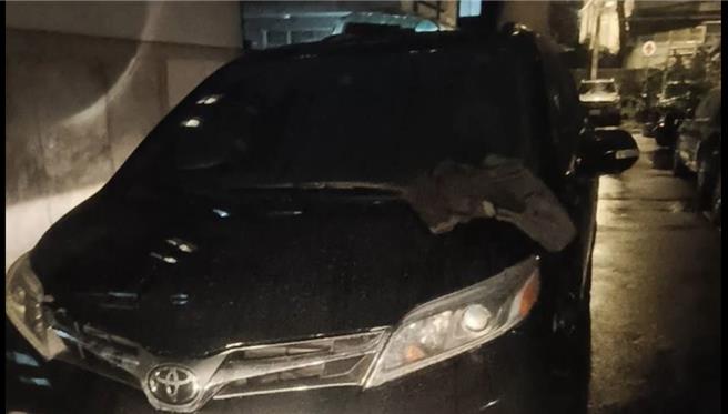 前考試院長關中遭指控是惡鄰居，21日晚間又再度因為車輛佔據車道問題，而與鄰居起衝突。（新店警分局提供）