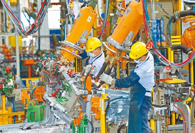 圖為福特六和汽車的車身廠內工作技師。（本報資料照片）