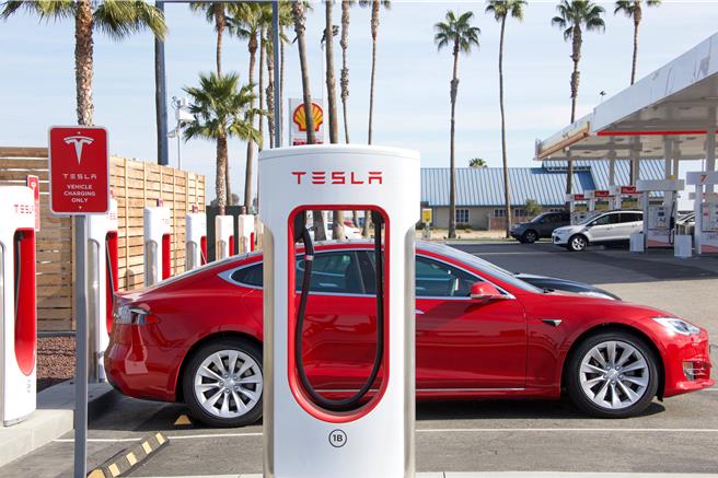 特斯拉31日宣布上海储能超级工厂进入到试生产，预计将在明年初启动量产。（shutterstock）