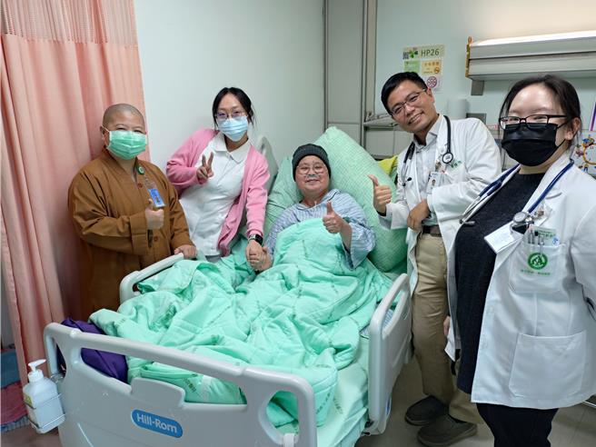 釋如意師父在安寧居家及緩和病房住院照護期間，中山附醫醫療團隊成員們為其解決不適症狀並積極照護與關懷，讓他感到被珍惜重視及保有尊嚴。（中山附醫提供／馮惠宜台中傳真）