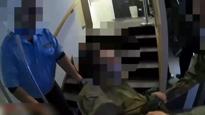 小黃狂按喇叭竟是孕婦臨盆，員警騎警用機車幫開道護送，所幸母子均安。（翻攝畫面）