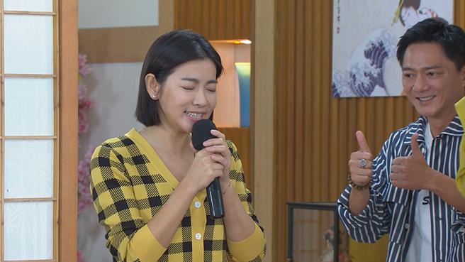 米可白（左）為戲狂練歌，與藍葦華對手戲超甜蜜。（民視提供）