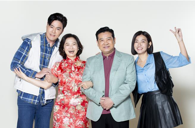 米可白（最右）跟劇中家人感情好，左起劉至翰、謝瓊煖、楊慶煌。（民視提供）