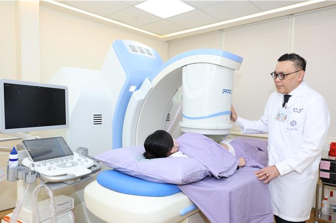 童綜合醫院婦產部主任劉錦成進行海芙刀無創手術治療子宮肌瘤（非患者本人）。（院方提供／李京昇台中傳真）