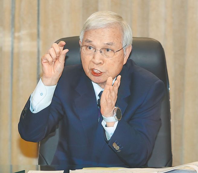 央行总裁杨金龙表示，理监事一致决议利率按兵不动。（陈君玮摄）