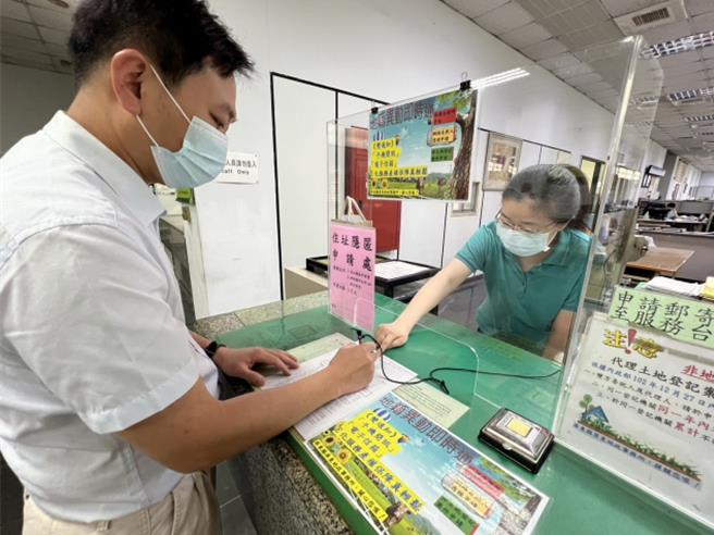 新北的地籍異動即時通可至地所臨櫃申請，也可線上申請。（新北市地政局提供）