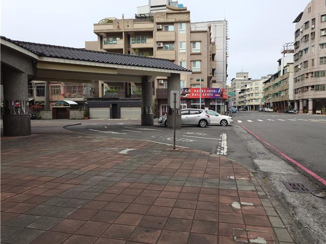 高雄市鼓山区一处私立小学，遭网友抱怨用三角锥围住靠近路口空间，记者实际前往现场已撤除。（任义宇摄）