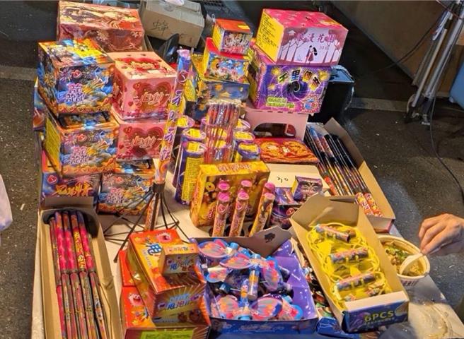 民眾在中坜新明夜市摆摊卖爆竹烟火超过管制量遭没入。(桃市消防局提供／吕筱蝉桃园传真)