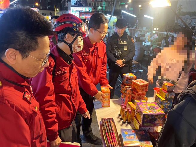 民眾在中坜新明夜市摆摊卖爆竹烟火超过管制量遭没入。(桃市消防局提供／吕筱蝉桃园传真)