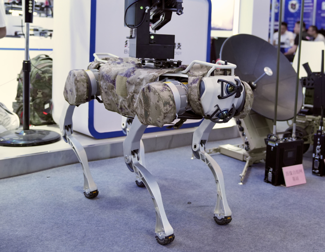 在北京軍博會上展出的戰鬥機器狗資料照。（中新社）