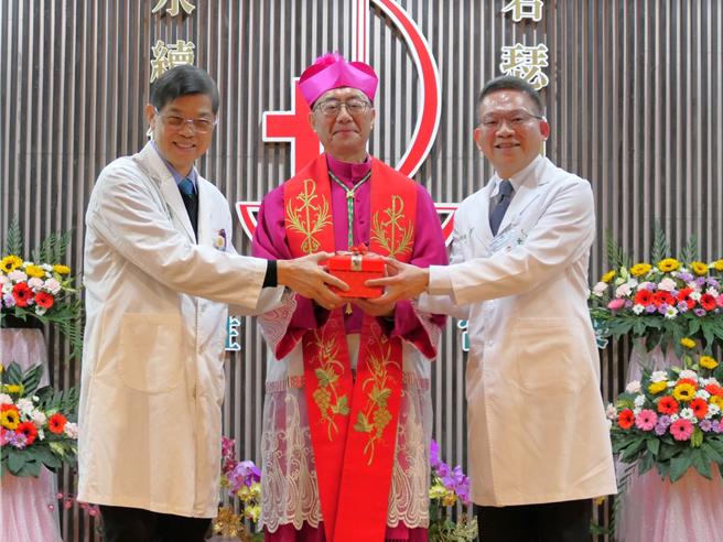 雲林縣虎尾鎮若瑟醫院31日舉辦新舊院長交接儀式，新院長卓瑩祥（右）表示未來將加強長照與健康促進，讓雲林鄉親能在地樂活老化。（張朝欣攝）