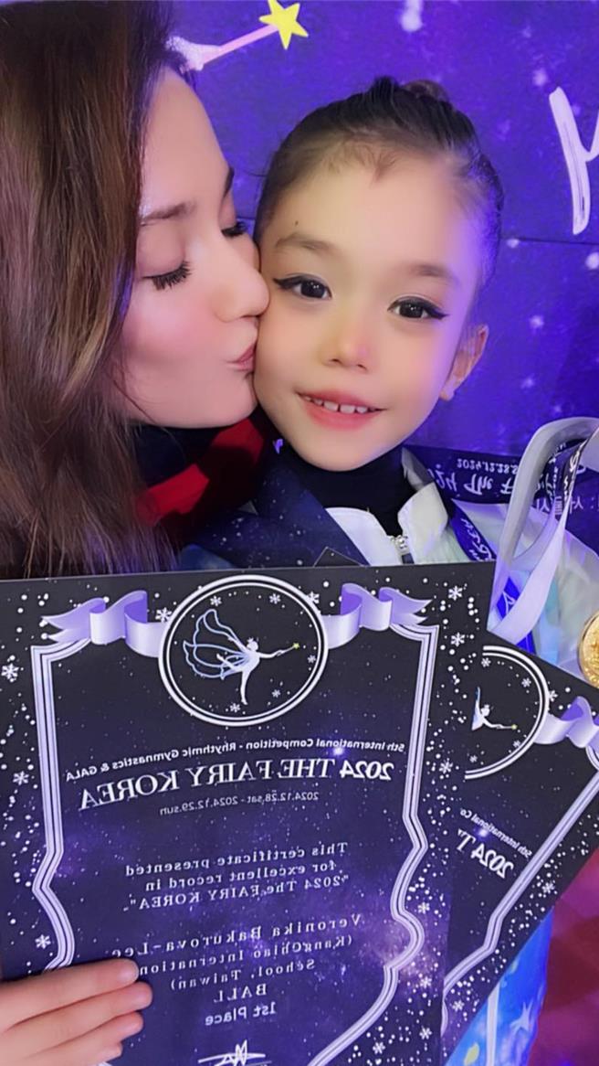 瑞莎8岁大女儿Nika第一次出赛夺金牌。（瑞莎脸书）