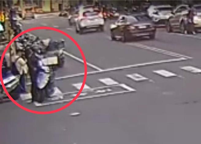 阿伯把待转区当停车格下车买便当，警方将通知车主到案说明并开罚。（警方提供／任义宇高雄传真）