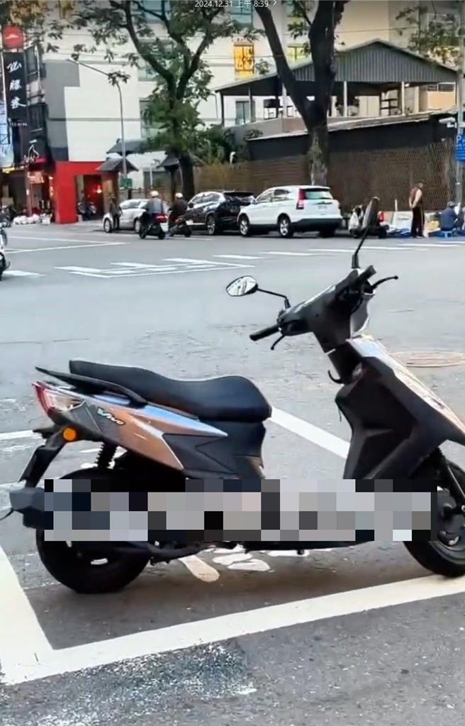 高雄市苓雅区武庙路一处便当店前路口，一名阿伯将机车骑进待转区后，竟直接踢下侧柱下车买便当，让网友看傻贴上网。（翻摄自「社会事新闻影音」／任义宇高雄传真）