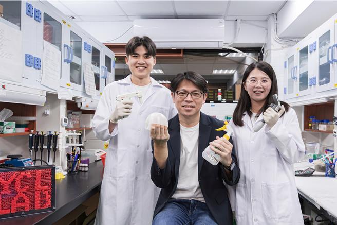 清華分醫所特聘教授林玉俊（中）帶領研究助理陳筱奇（右）、碩士生曾能杰（左），開發細胞運輸定身術「鉚釘系統」。（清大提供／王惠慧新竹傳真）