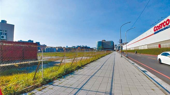 新北市中和区大洋塑胶工变住捐赠的机关、住宅2块用地，原拟採公私合建开发，因议员反对破局。（新北市财政局提供）