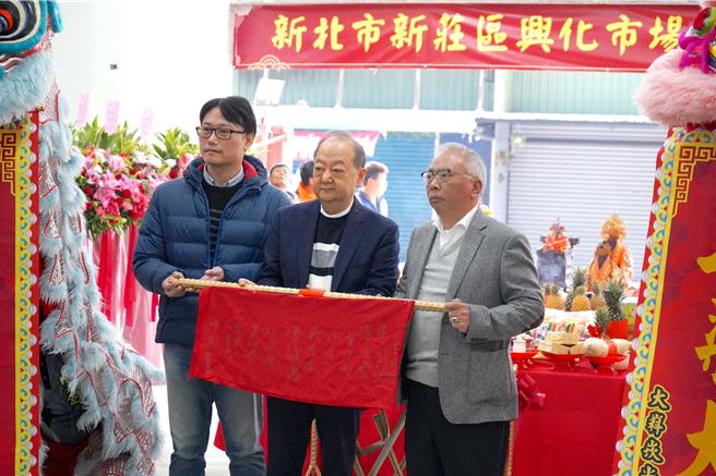  宏鑫开发股份有限公司董事长陈显鑫（中）与市场处副处长林俊杰（左）31日至兴化市场为工程上梁祈福，一同为祈求市场根基稳固与顺利完工。（陈慰慈摄）