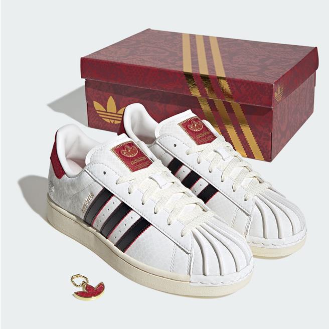 adidas Originals CNY SUPERSTAR ll，3890元。（adidas Originals提供／朱世凯台北传真）